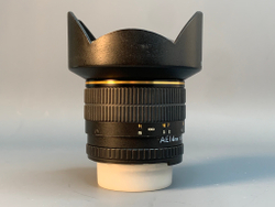 Samyang 14mm f/2.8 ED AS IF UMC Nikon F царапины на передней линзе