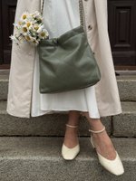 STELLA mini оливковая - небольшие вмятины на сумке, следы от цепочки на маленькой сумочке 50