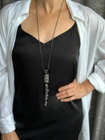 кулон на длинной цепочке с серыми кристаллами