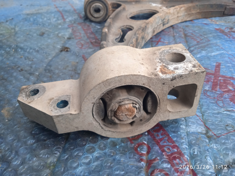 Рычаг подвески передний нижний Шкода Октавия А5 1.4 BUD Б/У