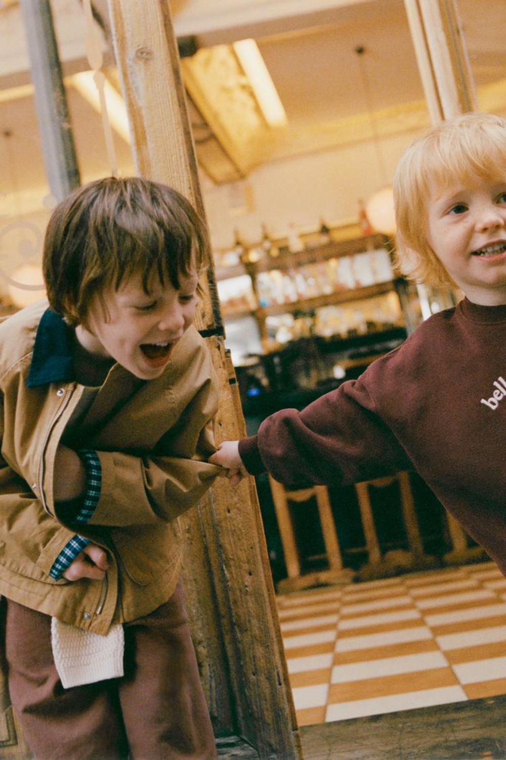 ZARA ТОЛСТОВКА С ВЫШИТЫМ ТЕКСТОМ, КОРИЧНЕВЫЙ