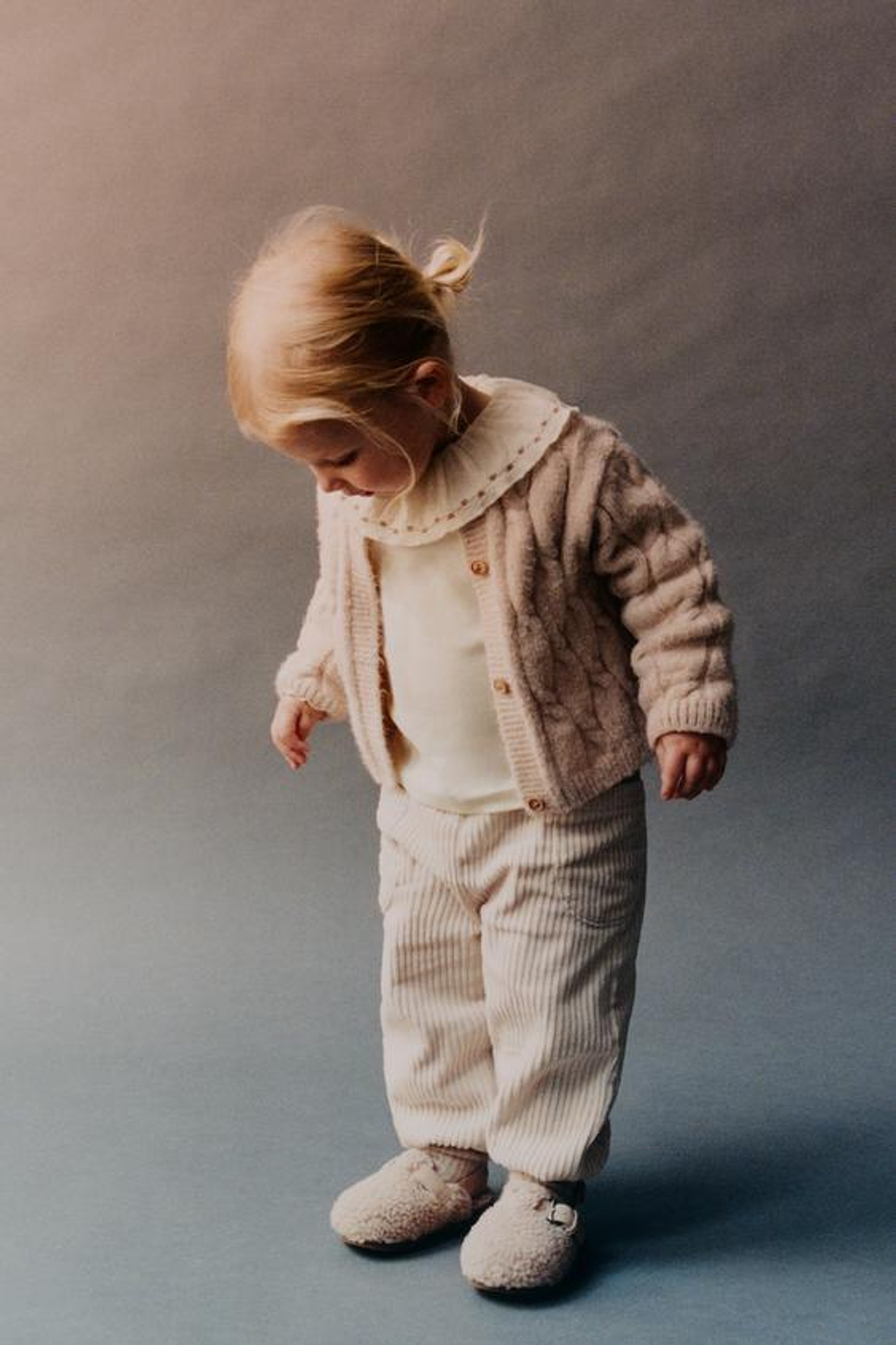 ZARA ЛОНГСЛИВ С ВОЛАНОМ НА ГОРЛОВИНЕ, СВЕТЛЫЙ ЭКРЮ