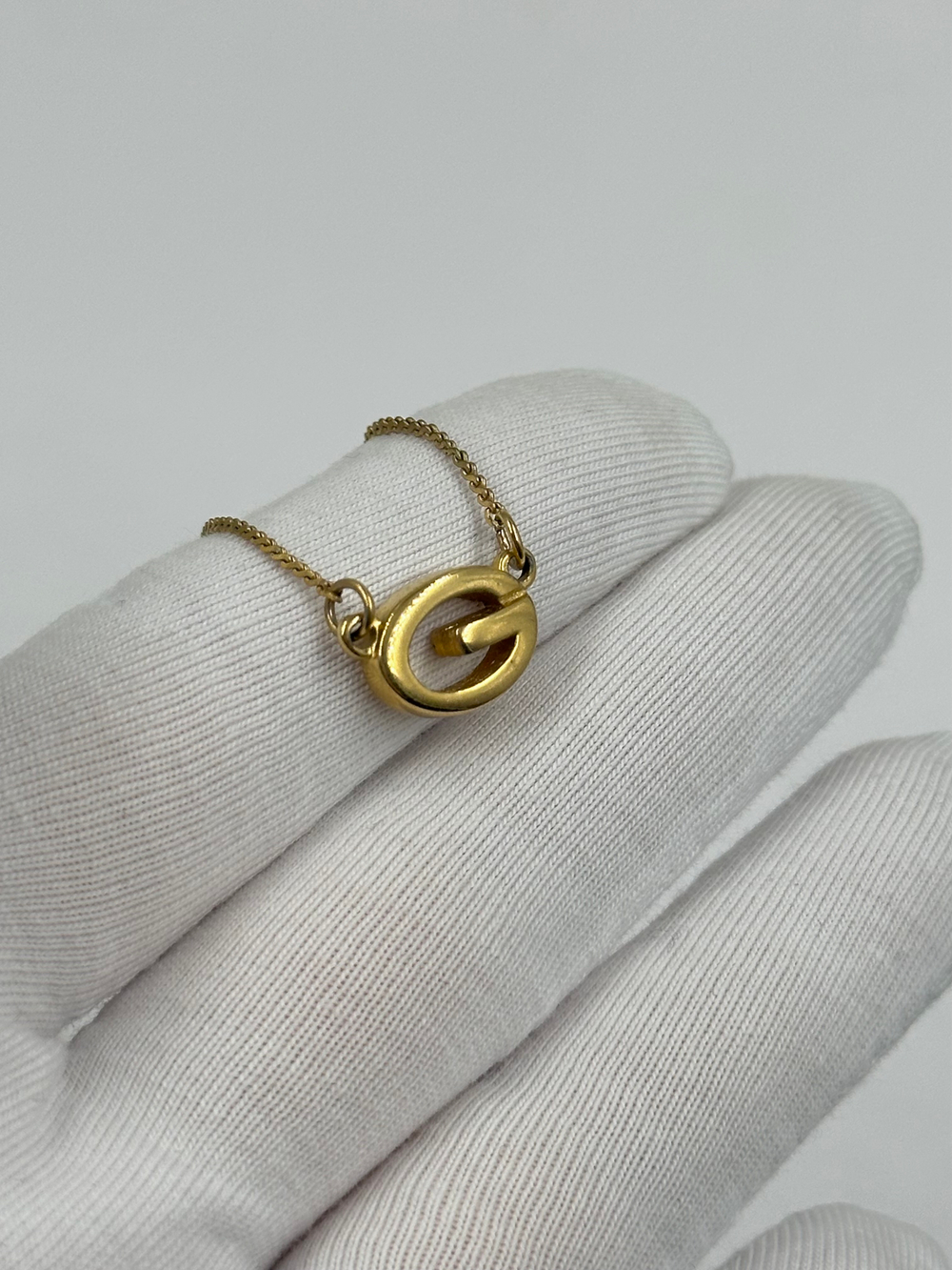 Кулон-лого Givenchy