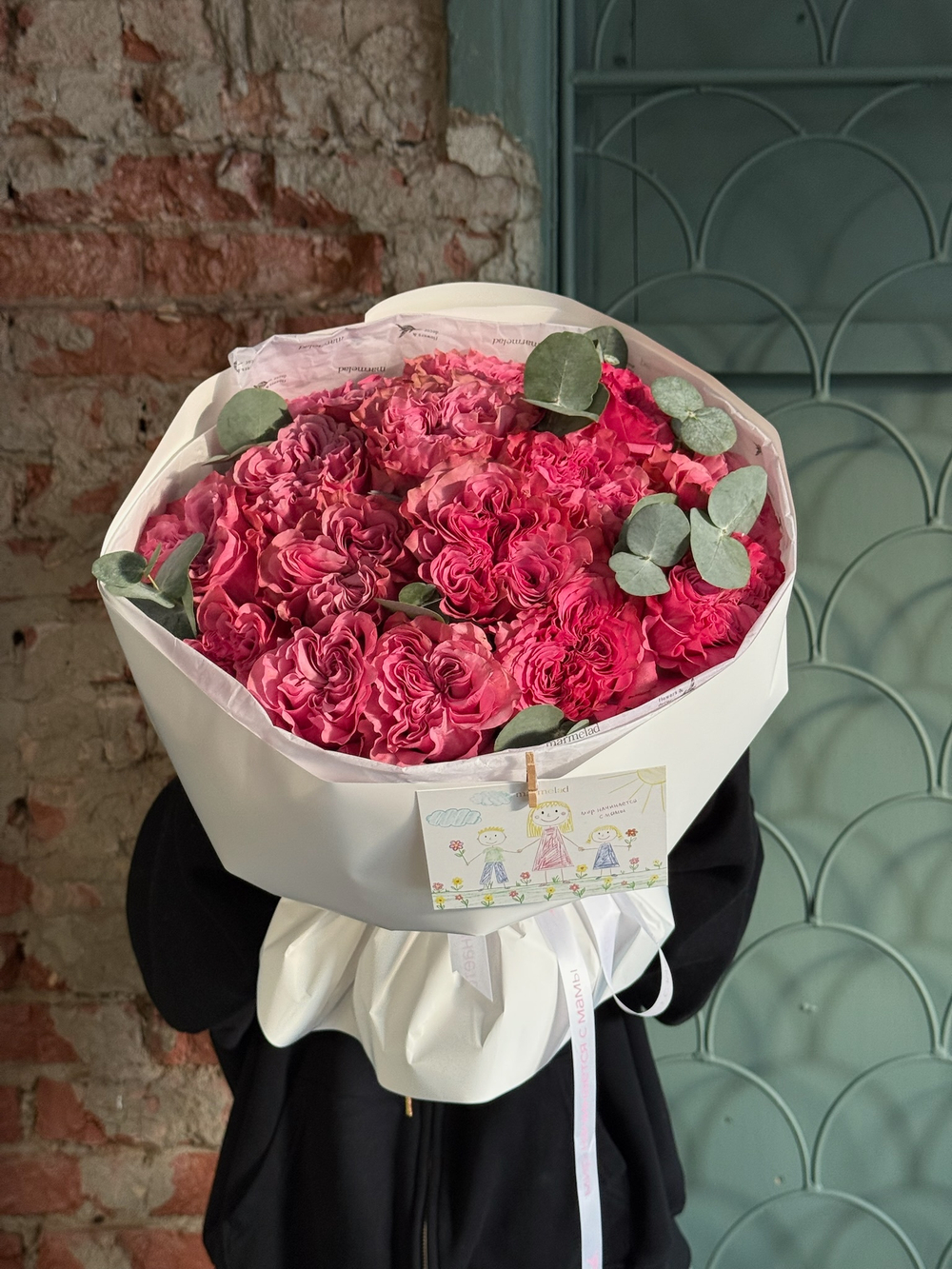 Букет из яркой одноголовой розы и эвкалипта 15 шт