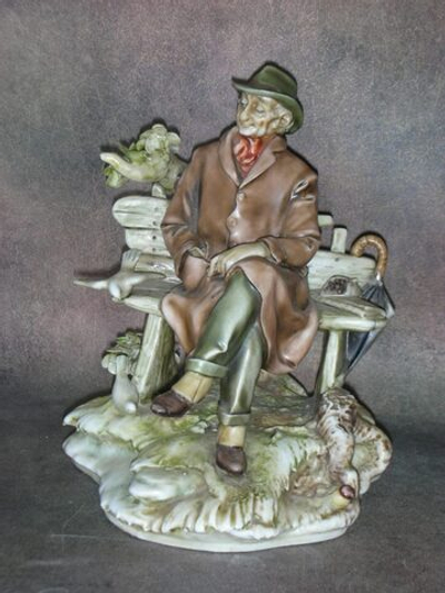 Статуэтка. Фарфор. Отдых на скамье. Capodimonte. Италия