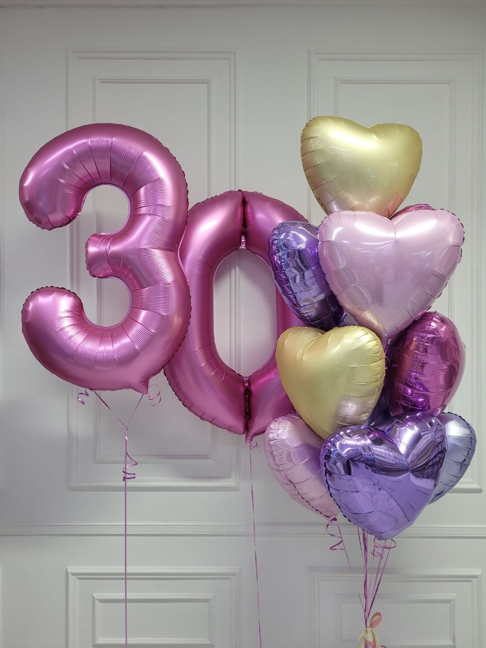 Розовые сердца и цифра 30: элегантная композиция из гелиевых шаров