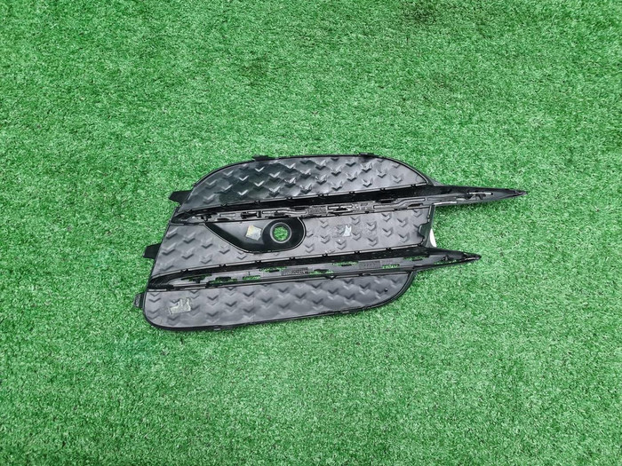 Решетка бампера левая Mercedes V w447 (14-нв) AMG