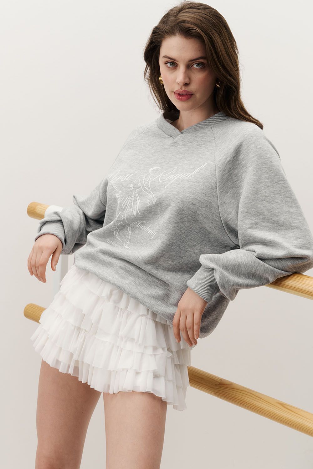 Свитшот с V-образным вырезом цвета серый меланж