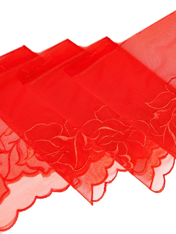 05-153 Вышивка на неэл. сетке двухслойная 18 см, Розы, красный (левая)