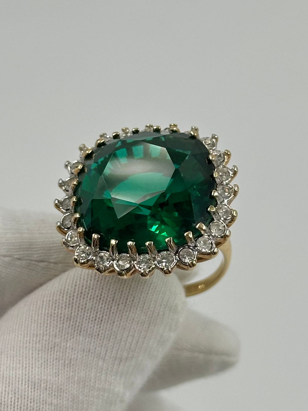 Кольцо с зелёным кристаллом