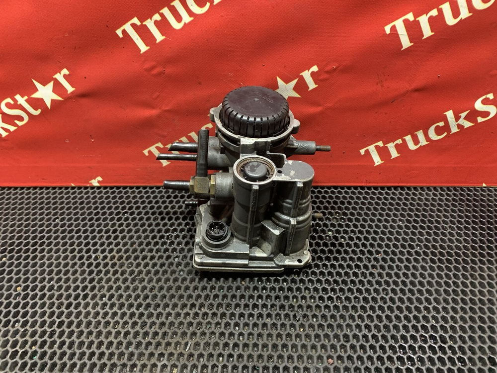 Кран управления тормозами прицепа