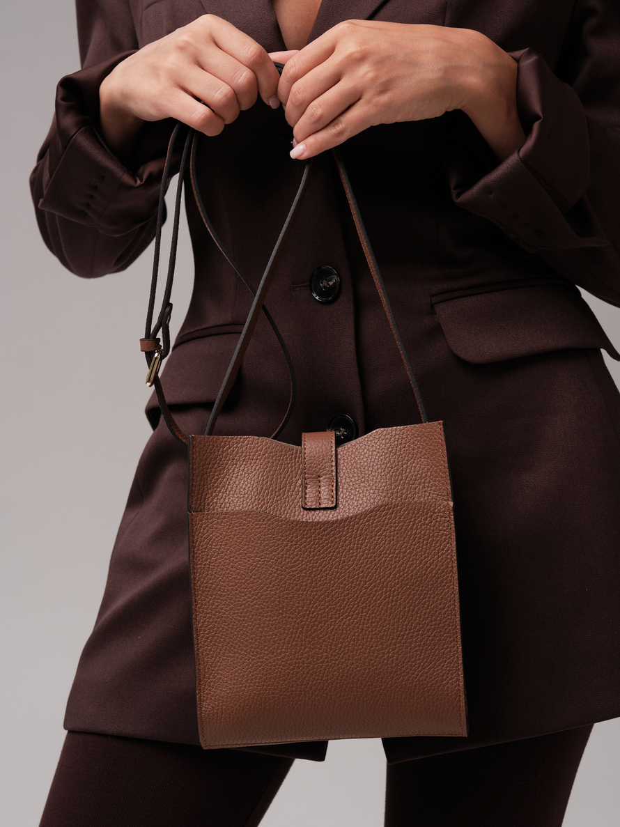 Женская кожаная сумка кросс-боди DBR 30919 темный орех