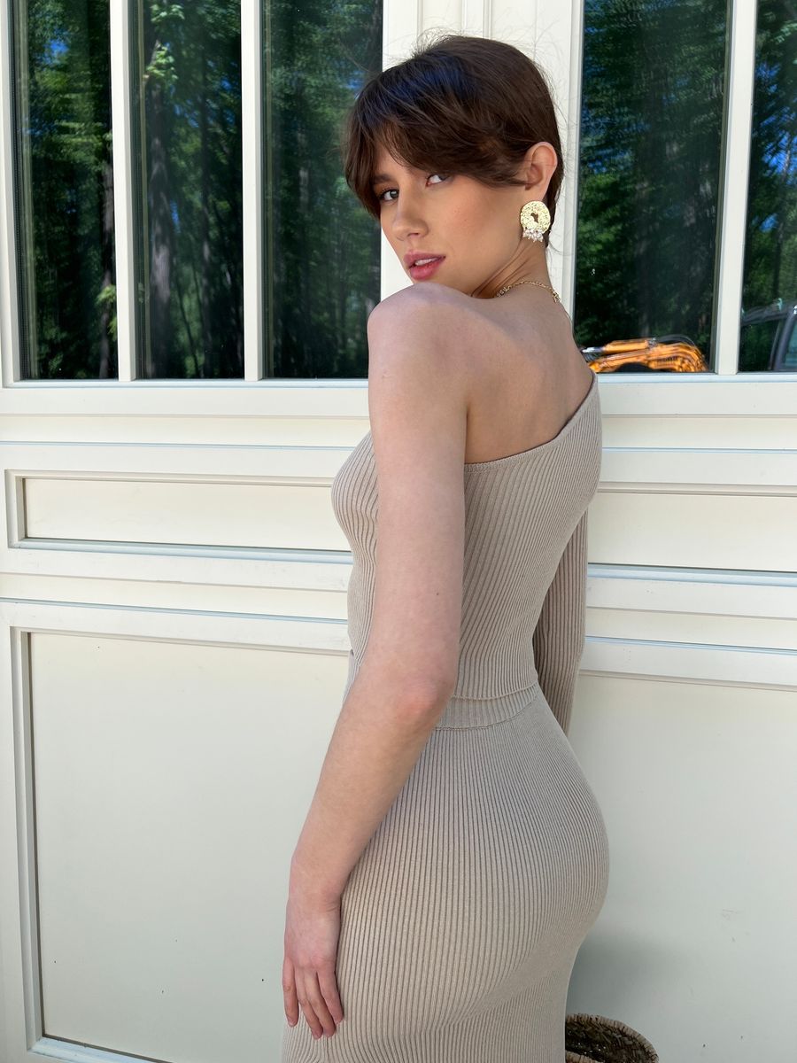 Топ из трикотажа лапша на одно плечо бежевый