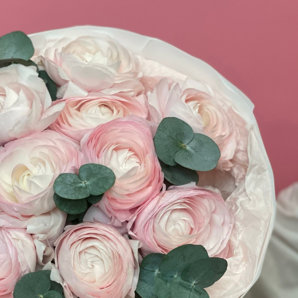 Моно букет из 9 ранункулусов и эвкалипта  80220263