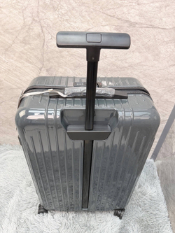 Дорожный чемодан Rimowa Essential Lite