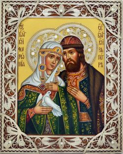 Писаная икона Св. Петра и Февронии Муромских с голубем в серебряной ризе с натуральным жемчугом.