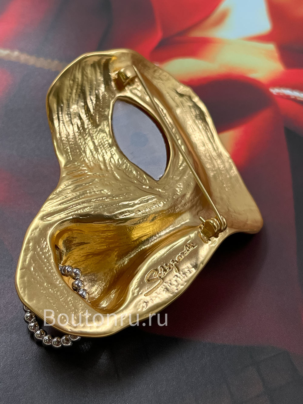 Брошь Скиапар. "Лицо с пирсингом" золотистая со стразами