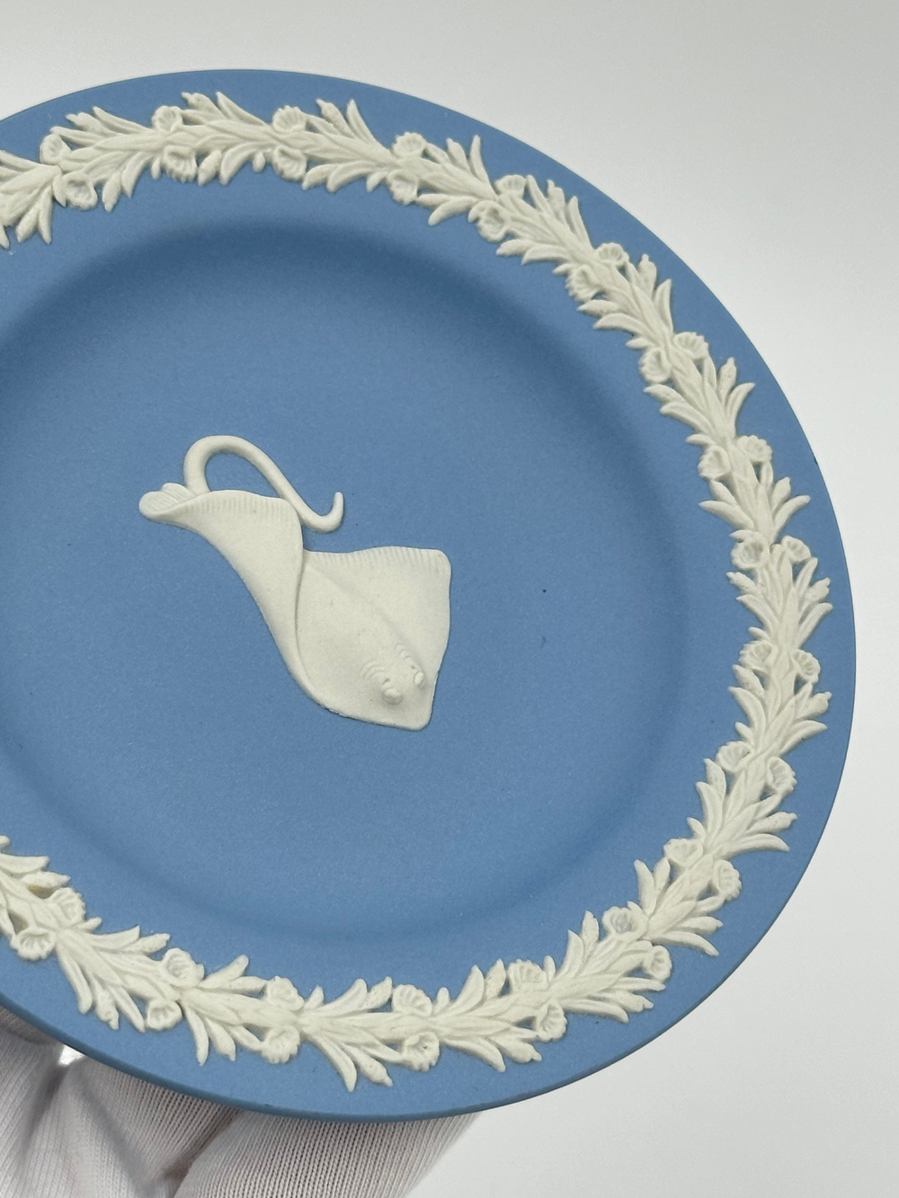 Декоративная тарелочка Скат Wedgwood голубая