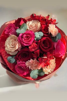 Красивый авторский букет цветов для подарка на день рождения или свидание