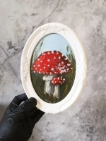 Картина в овальной рамке