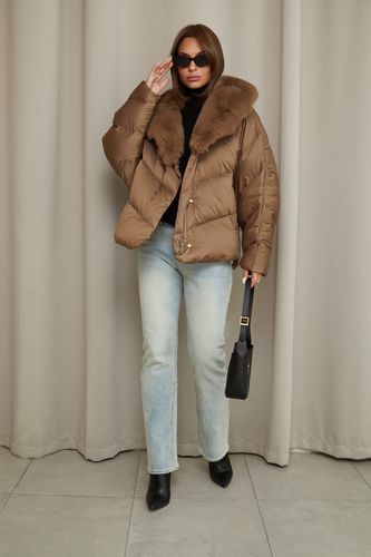 Коричневый пуховик с меховым воротником