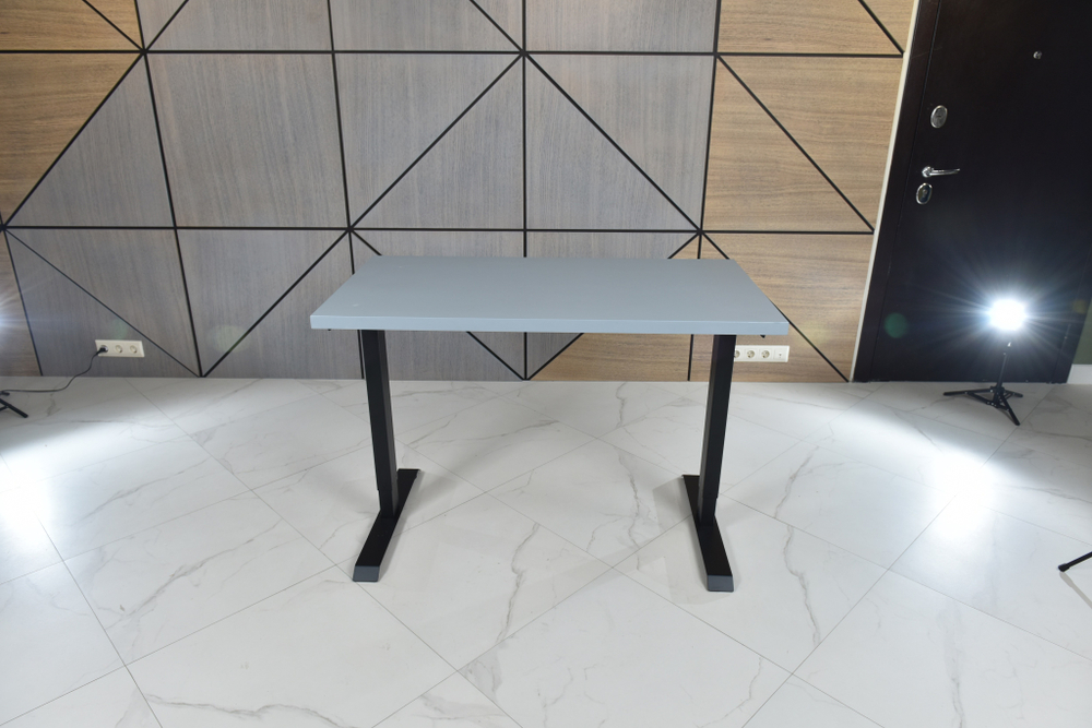 Регулируемый компьютерный стол Bazalt с регулировкой по высоте — столешница МДФ Серый