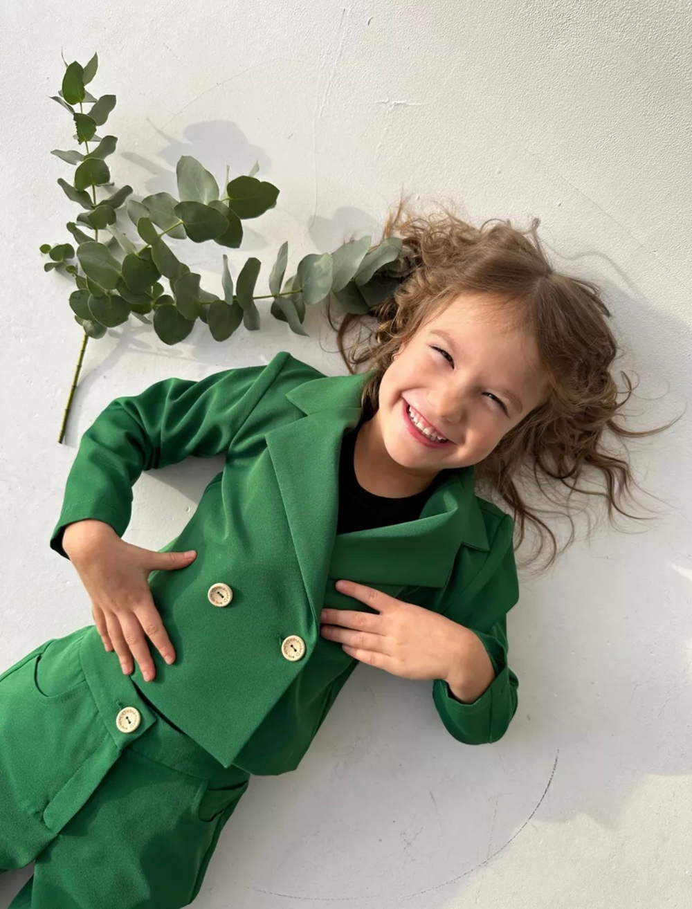 Яркий классический костюм для девочки