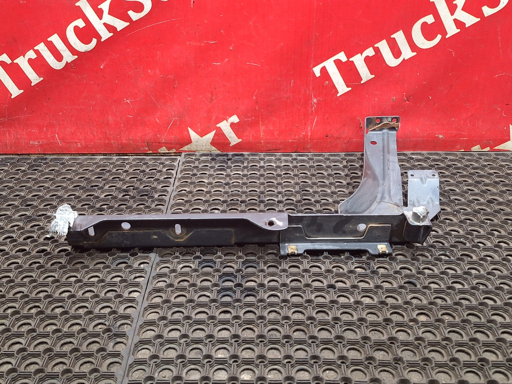 Кронштейн бампера левый