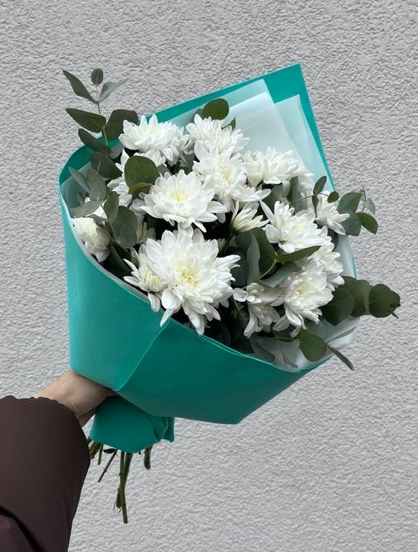 Букет из кустовой хризантемы Алтай с эвкалиптом