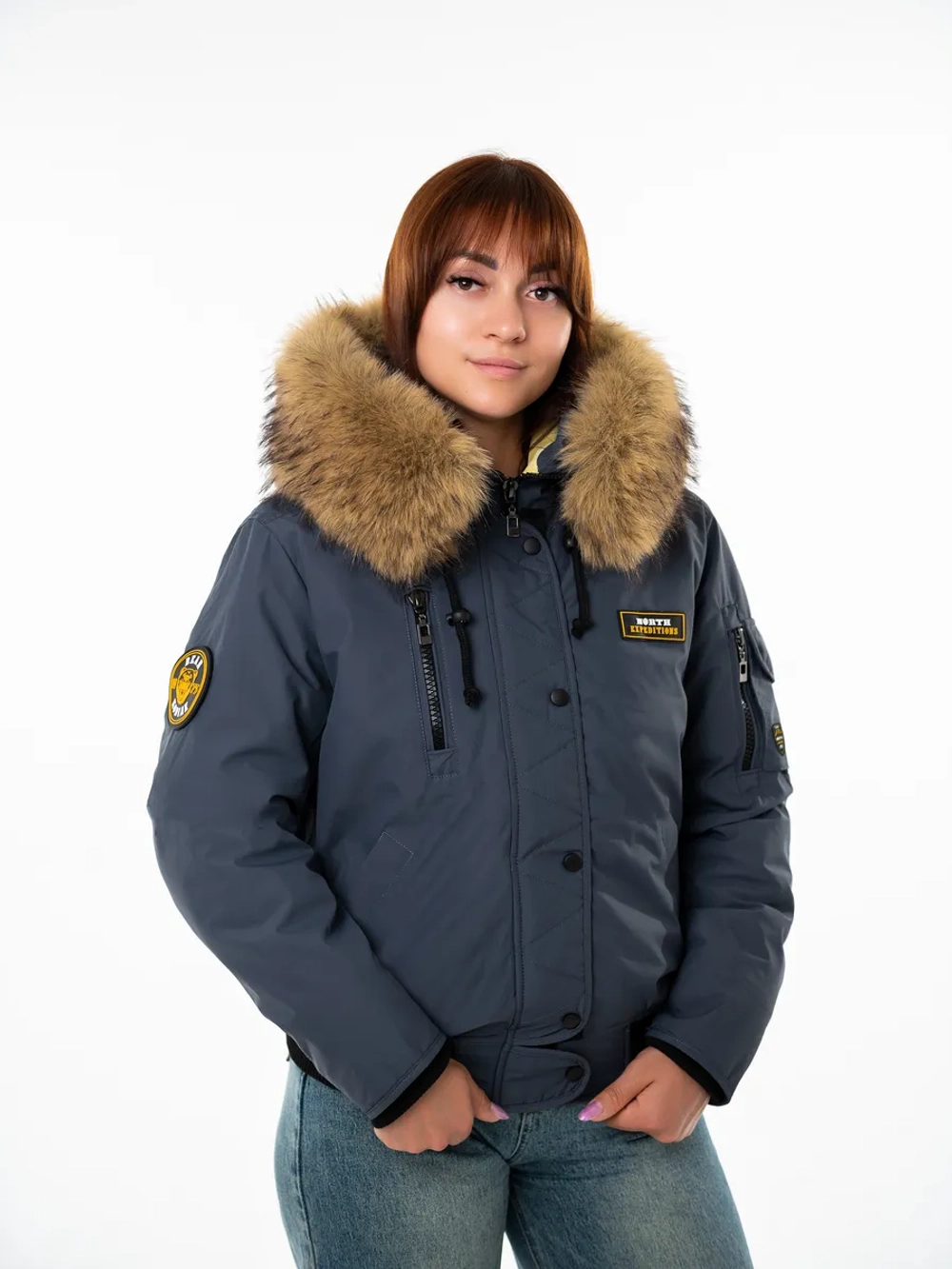 Куртка зимняя короткая с капюшоном и опушкой