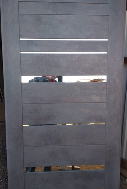 Входная металлическая дверь CARBON (Карбон) с зеркалом 20 Бетон темный / Графит Лофт