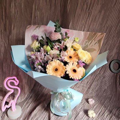 Авторский букет "Нежность" из герберы, альстромерии, кустовой розы, хризантемы пинг понг, статицы и эвкалипта