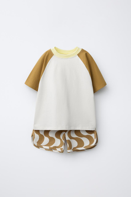 ZARA КОМПЛЕКТ ИЗ ФУТБОЛКИ КОЛОРБЛОК И ШОРТОВ С ВОЛНАМИ, ЖЕЛТЫЙ
