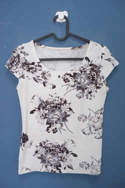 Футболка с цветами 44-46 размер