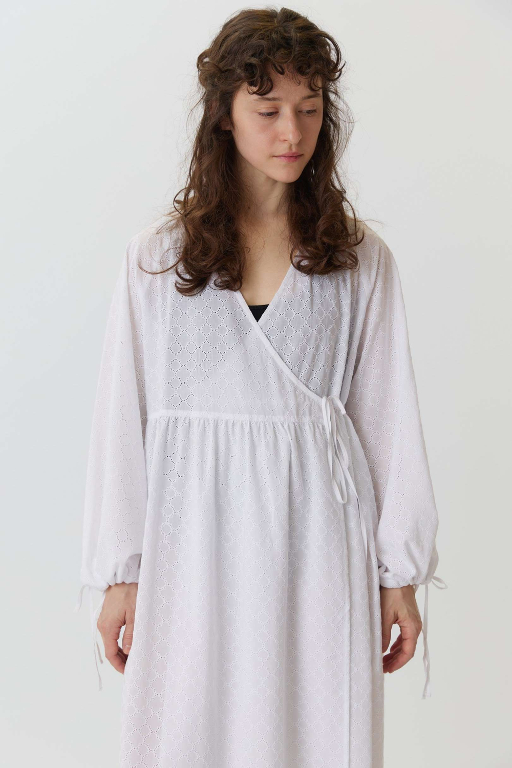 Платье на запах с широкими рукавами длины макси из белого шитья