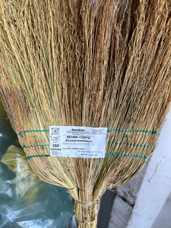 Веник‑метла из сорго с деревянным черенком