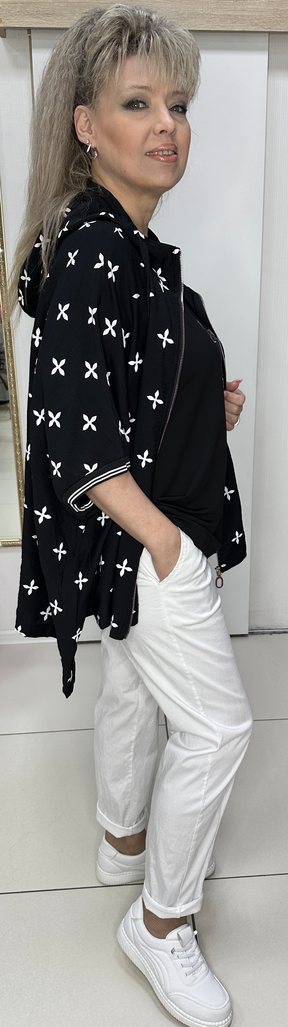 Черный летний пыльник с принтом из белых "звезд"