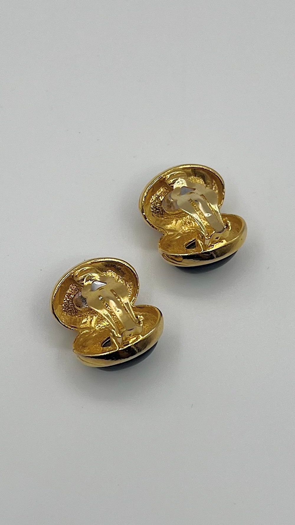 Клипсы с коричневыми и черными кабошонами