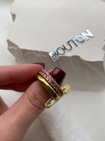 Золотистое двойное кольцо с розовыми камнями и булавкой