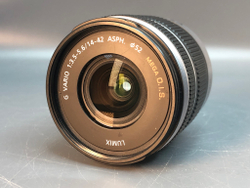 Panasonic DMC-G5 Kit 14-42mm, внизу след от штатива