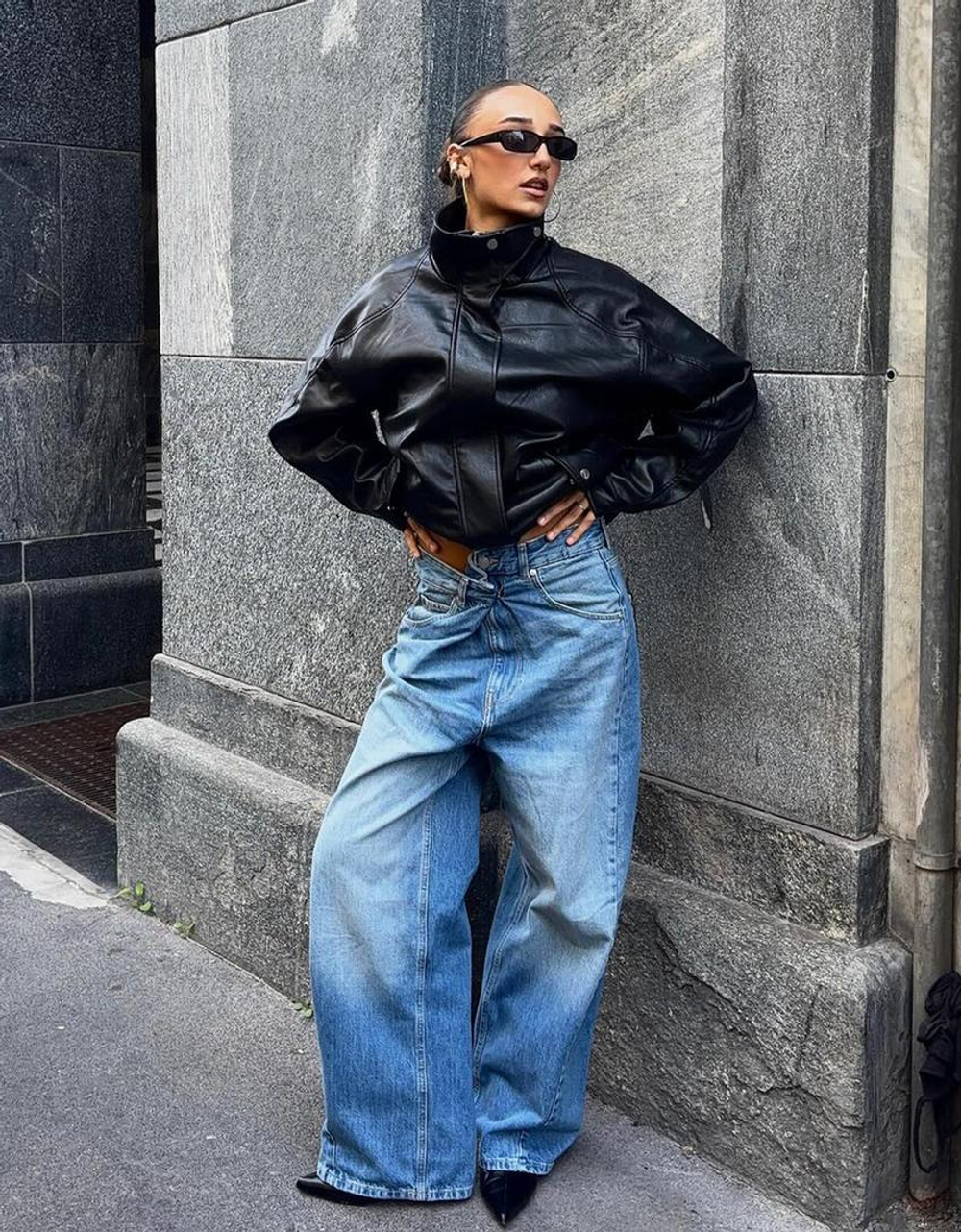 BERSHKA Куртка из искусственной кожи оверсайз, черный