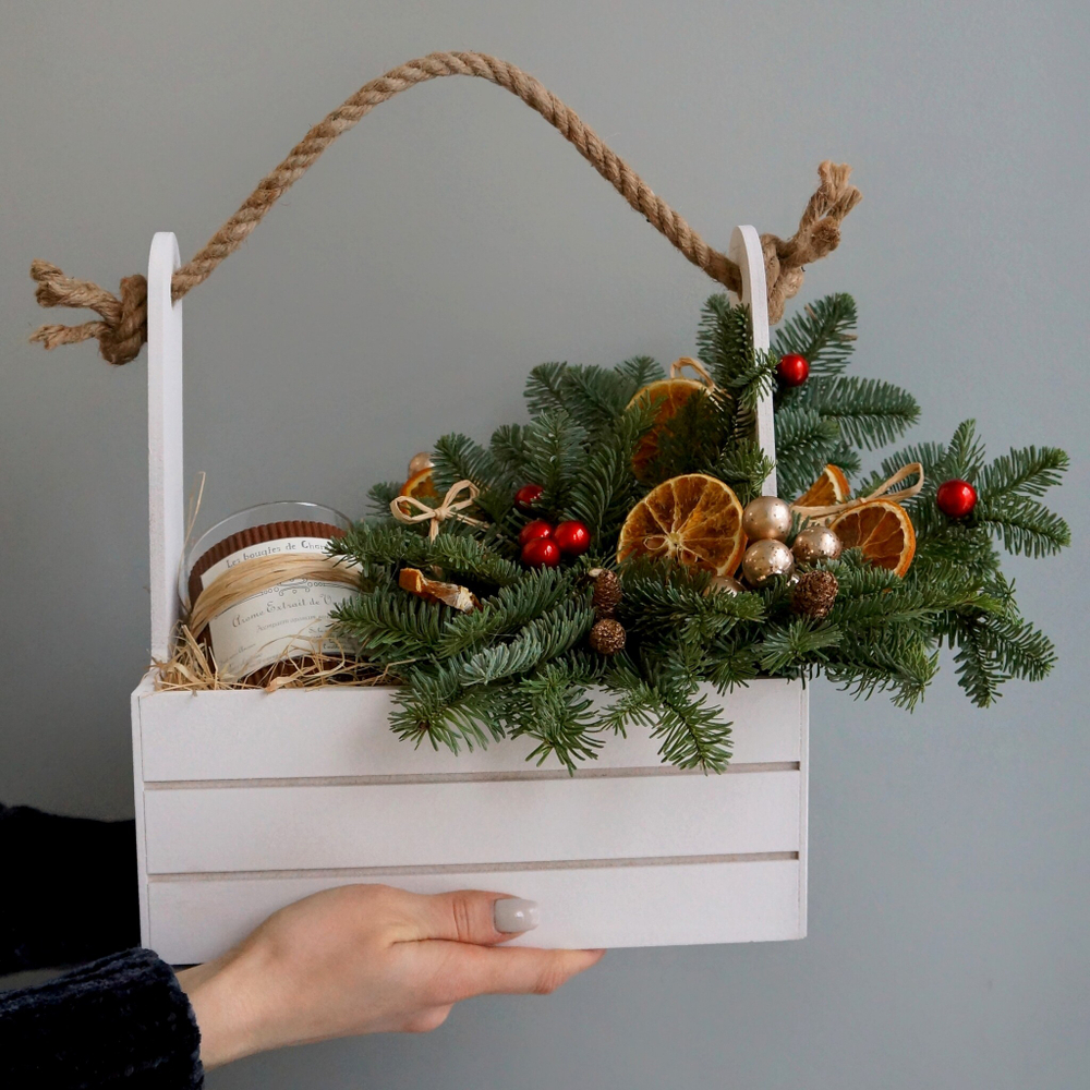 Новогодний ящик с фирменной свечой и нобилисом