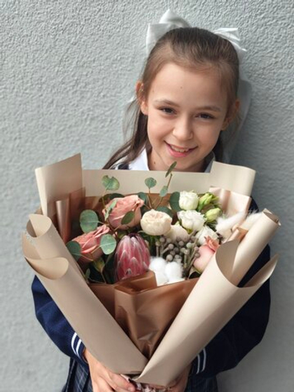 Букет с протеей, хлопком и пионовидными розами