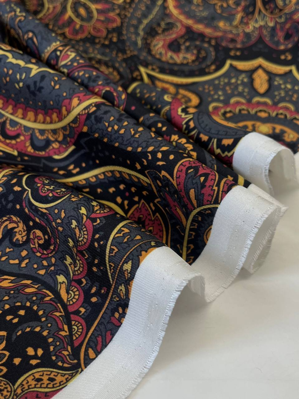 Шелк твил Etro черный с разноцветным узором