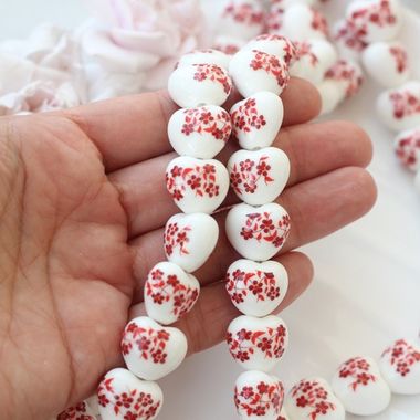 Бусина Сердце, керамика, белая с красной росписью, 17 мм, 1 нить, К125