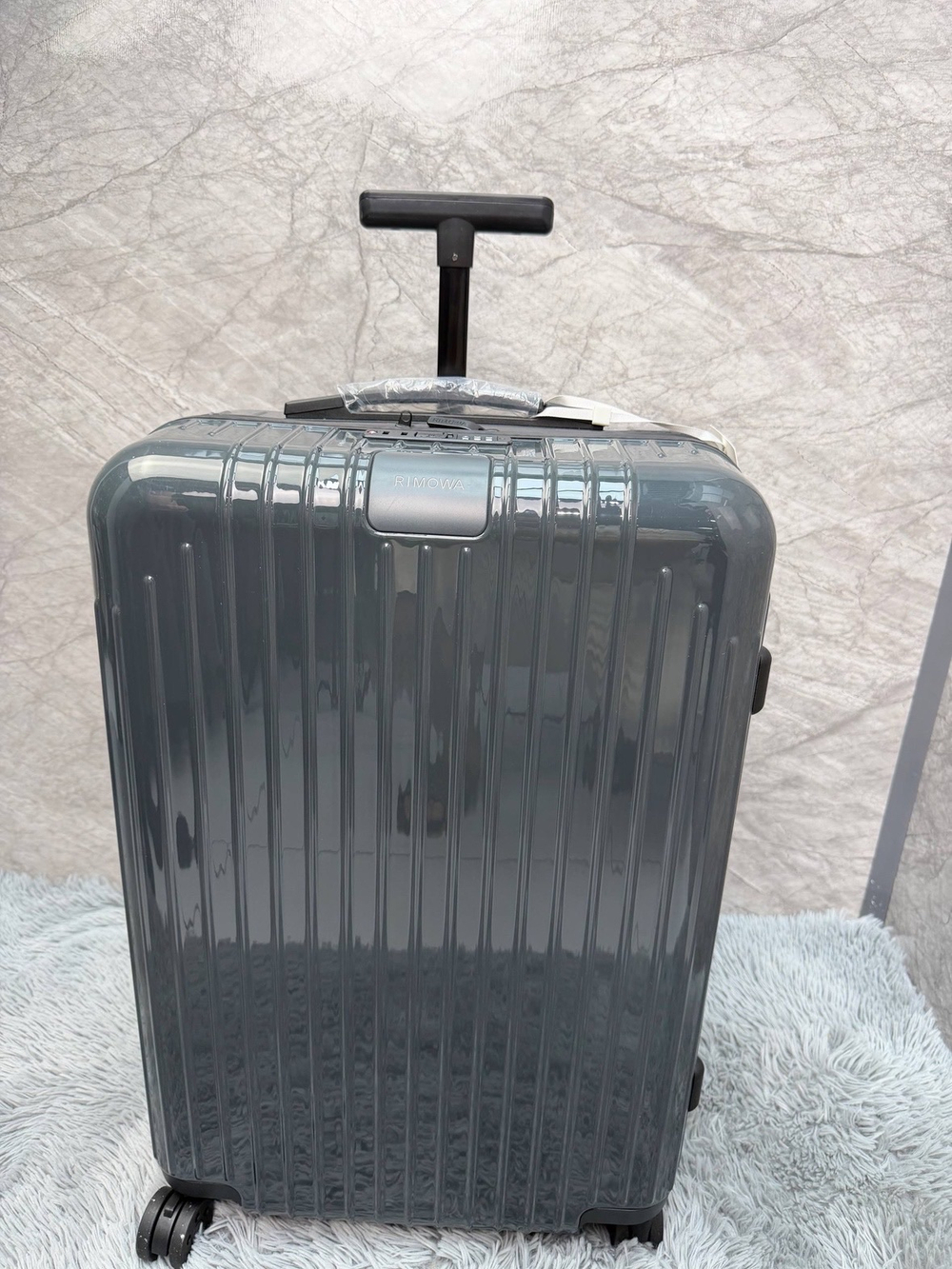 Дорожный чемодан Rimowa Essential Lite