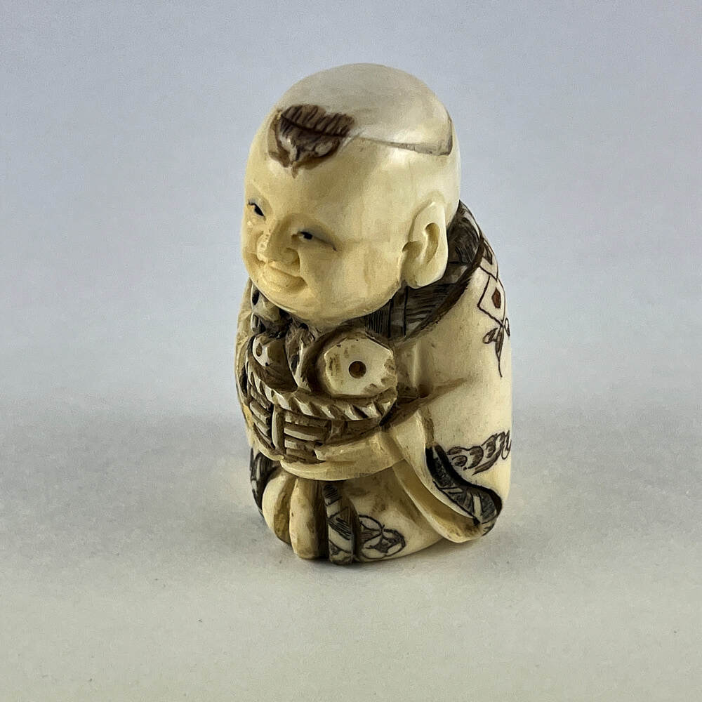 Статуэтка нэцкэ Ребенок Карако с священными карпами