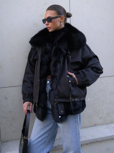 Короткая черная парка на пуху с воротником из натурального меха