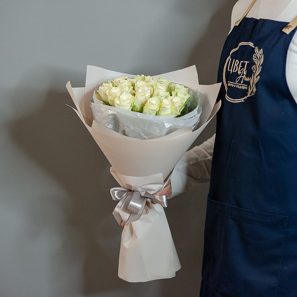 25 белой кенийской розы в бежевом оформлении