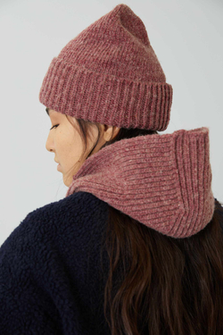 Шарф с капюшоном брусничного цвета